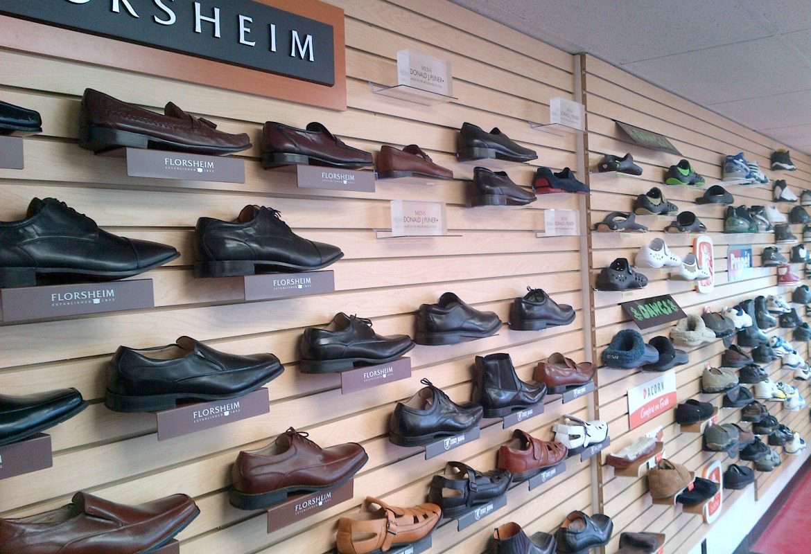 Mở cửa hàng kinh doanh giày dép